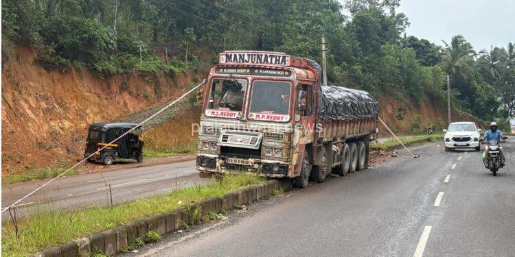 ಕೋಡಿಂಬಾಡಿ:ರಸ್ತೆ ಬಿಟ್ಟು ಡಿವೈಡರ್ ಏರಿದ ಲಾರಿ..!!