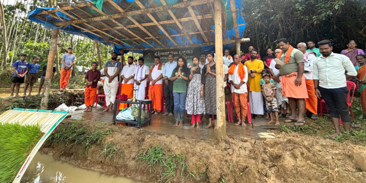 ಮೊಗ್ರು ಗ್ರಾಮದ ಮುಗೇರಡ್ಕ ಪರಿಸರದ ಗೌಡತ್ತಿಗೆ ಗದ್ದೆಯಲ್ಲಿ ಸಿರಿ ಸಮೃದ್ಧಿ ನೇಜಿ ನೆಡುವ ಕಾರ್ಯಕ್ರಮ ಉದ್ಘಾಟಿಸಿದ ಬೆಳ್ತಂಗಡಿ ಶಾಸಕರಾದ ಹರೀಶ್ ಪೂಂಜ