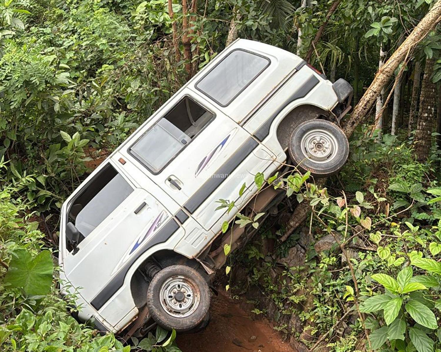 ಪುತ್ತೂರು ಉಪ್ಪಿನಂಗಡಿ ರಸ್ತೆಯ ಸೇಡಿಯಾಪು ಬಳಿ ಚಾಲಕನ ನಿಯಂತ್ರಣ ತಪ್ಪಿ ಕಾರು ಪಲ್ಟಿ