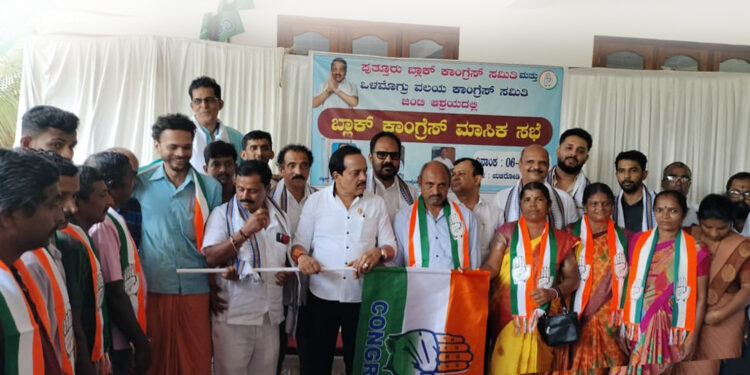 ಕಾರ್ಯಕರ್ತನ ಮನೆಯಲ್ಲಿ ನಡೆದ ಪುತ್ತೂರು ಬ್ಲಾಕ್ ಕಾಂಗ್ರೆಸ್ ಮಾಸಿಕ ಸಭೆ; ಪಕ್ಷದ ಸಭೆಗಳು ಮುಂದೆ ಕಾರ್ಯಕರ್ತರ ಮನೆಯಲ್ಲೇ ನಡೆಯಲಿದೆ: ಶಾಸಕ ಅಶೋಕ್ ರೈ