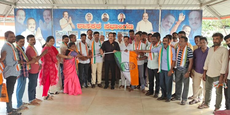 ಪುತ್ತೂರು: ಮಾಜಿ ಪಂಚಾಯತ್ ಅಧ್ಯಕ್ಷೆ ಸಹಿತ ಹಲವರು ಬಿಜೆಪಿ ತೊರೆದು ಕಾಂಗ್ರೆಸ್ ಸೇರ್ಪಡೆ, ಕಾರ್ಯವೈಖರಿಯನ್ನು ಮೆಚ್ಚಿ ಬಂದಿದ್ದಾರೆ: ಶಾಸಕ ಅಶೋಕ್ ರೈ