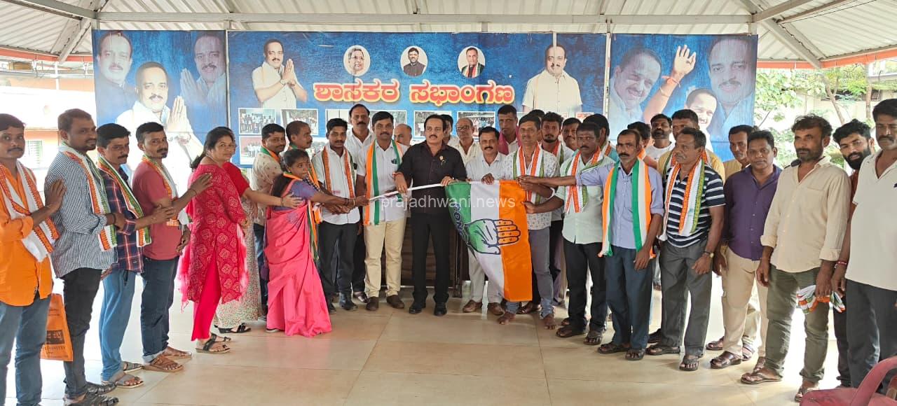 ಪುತ್ತೂರು: ಮಾಜಿ ಪಂಚಾಯತ್ ಅಧ್ಯಕ್ಷೆ ಸಹಿತ ಹಲವರು ಬಿಜೆಪಿ ತೊರೆದು ಕಾಂಗ್ರೆಸ್ ಸೇರ್ಪಡೆ, ಕಾರ್ಯವೈಖರಿಯನ್ನು ಮೆಚ್ಚಿ ಬಂದಿದ್ದಾರೆ: ಶಾಸಕ ಅಶೋಕ್ ರೈ