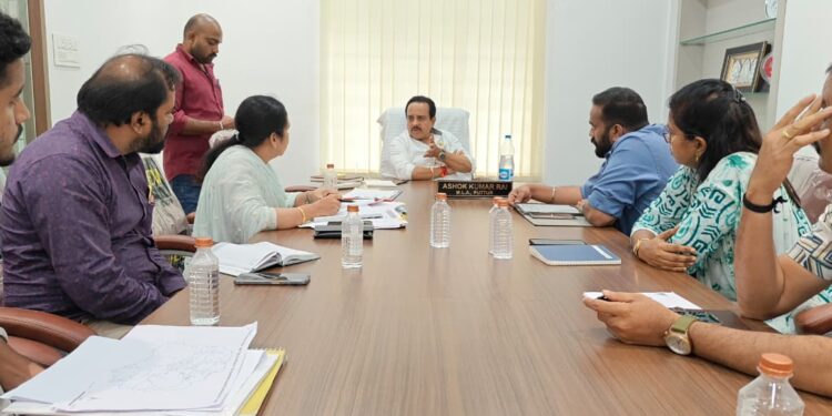 ಪುತ್ತೂರು: ನಗರಸಭೆಯ ಒಳಚರಂಡಿ ಕಾಮಗಾರಿಗೆ ಸಂಬಂದಿಸಿದಂತೆ ಇಂಜಿನಿಯರ್ ಹಾಗೂ ಅಧಿಕಾರಿಗಳ ಜೊತೆ ಶಾಸಕ ಅಶೋಕ್ ರೈ ಸಭೆ