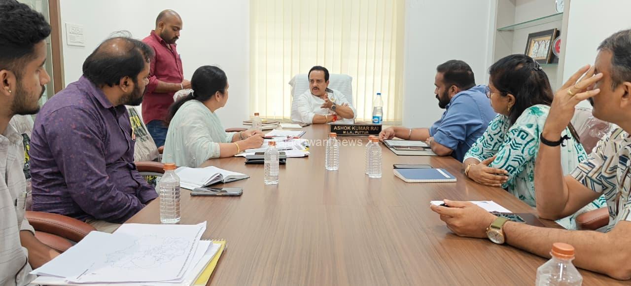 ಪುತ್ತೂರು: ನಗರಸಭೆಯ ಒಳಚರಂಡಿ ಕಾಮಗಾರಿಗೆ ಸಂಬಂದಿಸಿದಂತೆ ಇಂಜಿನಿಯರ್ ಹಾಗೂ ಅಧಿಕಾರಿಗಳ ಜೊತೆ ಶಾಸಕ ಅಶೋಕ್ ರೈ ಸಭೆ