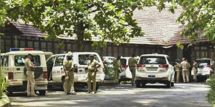 ಧರ್ಮಸ್ಥಳ ಪ್ರಕರಣ: ಕಾಣದ ಕೈಗಳ ಬೆನ್ನು ಬಿದ್ದ SIT, ಚಿನ್ನಯ್ಯ-ತಿಮರೋಡಿ ಲಿಂಕ್ 11 ಜನರಿಗೆ ನೋಟಿಸ್