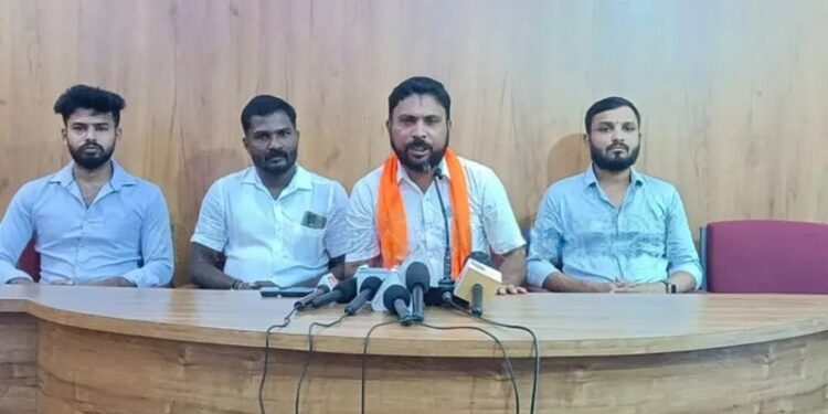 ಕಡಂಬು ಗೋ ಹತ್ಯೆ ಪ್ರಕರಣ ಆರೋಪಿಗಳನ್ನು 24 ಗಂಟೆಯೊಳಗೆ ಬಂಧಿಸದಿದ್ದಲ್ಲಿ ಜಿಲ್ಲಾ ವ್ಯಾಪಿ ಹೋರಾಟ :ಪುತ್ತೂರಿನಲ್ಲಿ ಹಿಂದೂ ಜಾಗರಣ ವೇದಿಕೆ ಆಗ್ರಹ