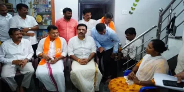 ಸೌಜನ್ಯ ಮನೆಗೆ ಭೇಟಿ ನೀಡಿದ ವಿಜಯೇಂದ್ರ: ನಿಮ್ಮ ಜೊತೆಗಿರುವುದಾಗಿ ಸೌಜನ್ಯ ತಾಯಿಗೆ ಭರವಸೆ