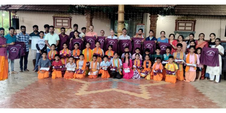 ಬೆಳ್ತಂಗಡಿ: ತೆಂಕ ಕಾರಂದೂರು ಶ್ರೀ ವಿಷ್ಣುಮೂರ್ತಿ ದೇವಸ್ಥಾನದಲ್ಲಿ ಮಕ್ಕಳ ಕುಣಿತ ಭಜನಾ ತಂಡದ  ಮಕ್ಕಳಿಗೆ ಸಮವಸ್ತ್ರ, ತಾಳ ವಿತರಣೆ