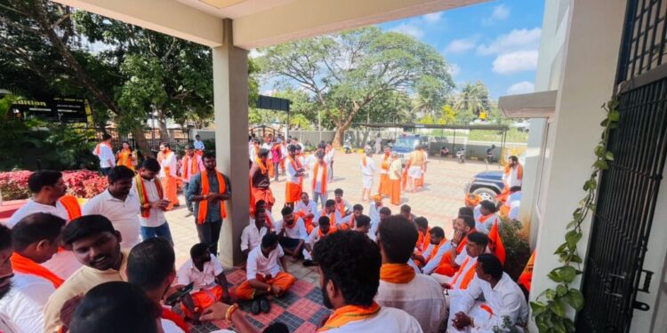 ಮೈಸೂರು ಚಲೋಗೆ ತೆರಳಿದ ಪುತ್ತೂರಿನ ಹಿಂದೂ ಜಾಗರಣ ವೇದಿಕೆ ಕಾರ್ಯಕರ್ತರು ಪೊಲೀಸ್ ವಶಕ್ಕೆ