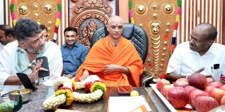 ಆದಿ ಚುಂಚನಗಿರಿ ಸ್ವಾಮೀಜಿಗಳ ನೇತೃತ್ವದಲ್ಲಿ ಒಕ್ಕಲಿಗ ನಾಯಕರ ಮಹತ್ವದ ಸಭೆ: ಹಿಂದೂ ಮುಸ್ಲಿಂ, ಹಿಂದೂ ಕ್ರಿಶ್ಚಿಯನ್ ಅಂದ್ರೆ ಸರಿ ಇರಲ್ಲ; ನಿರ್ಮಲಾನಂದ ಶ್ರೀ ಖಡಕ್ ಎಚ್ಚರಿಕೆ