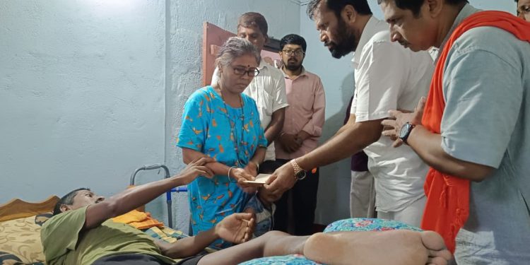 ಪುತ್ತಿಲ ಪರಿವಾರ ಸೇವಾ ಟ್ರಸ್ಟ್ ನಿಂದ ಕಾಲು ಜಾರಿ ಬಿದ್ದು ಗಾಯ ಗೊಂಡು ಮಲಗಿದ ಸ್ಥಿತಿಯಲ್ಲಿ ಇರುವ ಉಪ್ಪಿನಂಗಡಿ ರಮೇಶ್ ಪರಂದಾಜೆಗೆ ಆರ್ಥಿಕ ಸಹಾಯ