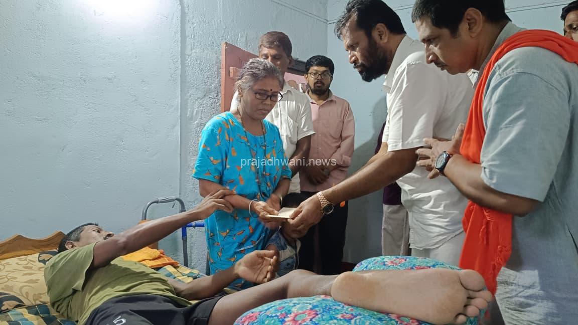 ಪುತ್ತಿಲ ಪರಿವಾರ ಸೇವಾ ಟ್ರಸ್ಟ್ ನಿಂದ ಕಾಲು ಜಾರಿ ಬಿದ್ದು ಗಾಯ ಗೊಂಡು ಮಲಗಿದ ಸ್ಥಿತಿಯಲ್ಲಿ ಇರುವ ಉಪ್ಪಿನಂಗಡಿ ರಮೇಶ್ ಪರಂದಾಜೆಗೆ ಆರ್ಥಿಕ ಸಹಾಯ