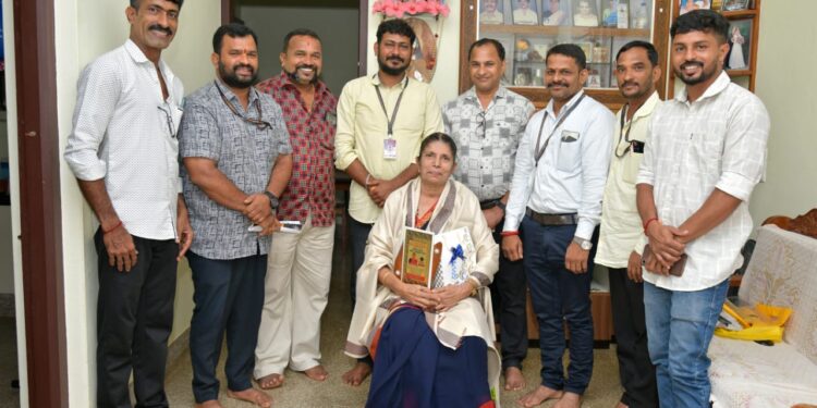 ಸೌತ್ ಕೆನರಾ ಫೋಟೋಗ್ರಾಪರ್ಸ್ ಪುತ್ತೂರು ವಲಯ ದಿಂದ ಶಿಕ್ಷಕರ ದಿನಾಚರಣೆಯ ಅಂಗವಾಗಿ ನಿವೃತ್ತ ಶಿಕ್ಷಕಿಗೆ ಗೌರವಾರ್ಪಣೆ