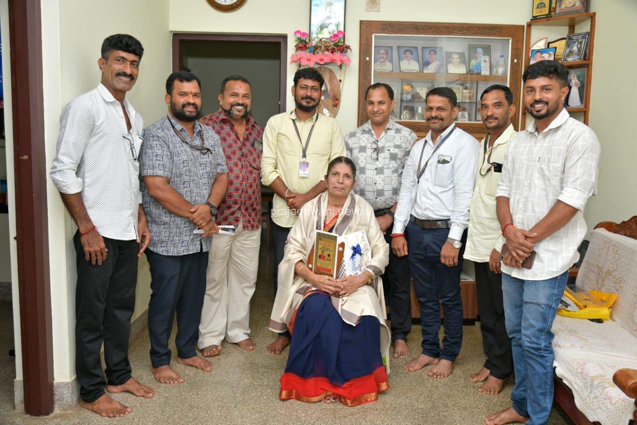ಸೌತ್ ಕೆನರಾ ಫೋಟೋಗ್ರಾಪರ್ಸ್ ಪುತ್ತೂರು ವಲಯ ದಿಂದ ಶಿಕ್ಷಕರ ದಿನಾಚರಣೆಯ ಅಂಗವಾಗಿ ನಿವೃತ್ತ ಶಿಕ್ಷಕಿಗೆ ಗೌರವಾರ್ಪಣೆ