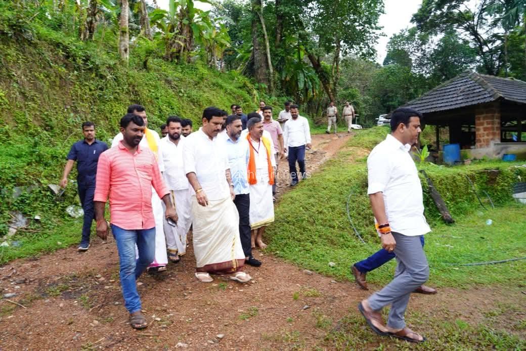 ಧರ್ಮಸ್ಥಳ ಚಲೋ’ ಹಮ್ಮಿಕೊಂಡಿದ್ದ ವಿಜಯೇಂದ್ರ ಕೊನೆಯ ಕ್ಷಣದಲ್ಲಿ ಹತ್ಯೆಗೀಡಾಗಿದ್ದ ಸೌಜನ್ಯ ನಿವಾಸಕ್ಕೆ ಭೇಟಿ ನೀಡಿದ್ದು ಈಗ ಬಿಜೆಪಿಯೊಳಗೇ ಆಕ್ಷೇಪಕ್ಕೆ ಕಾರಣವಾಗಿದೆ?