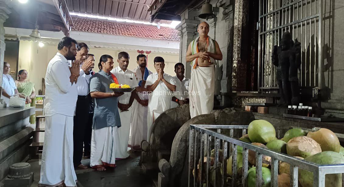 ಉಪ್ಪಿನಂಗಡಿ ಸಹಸ್ರಲಿಂಗೇಶ್ವರ ದೇವಸ್ಥಾನದಲ್ಲಿ ಸಭೆ ಮತ್ತು ಆಮಂತ್ರಣ ಪತ್ರಿಕೆ ಬಿಡುಗಡೆ