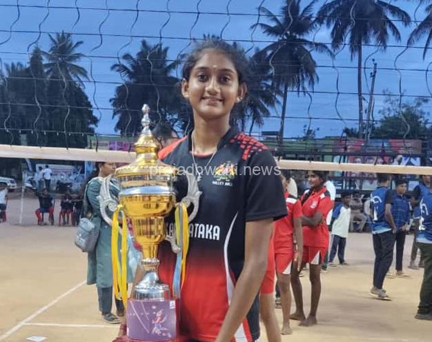 ಬೆಳ್ತಂಗಡಿ: 17ರ ವಯೋಮಾನದ  ಬಾಲಕಿಯರ ರಾಜ್ಯಮಟ್ಟದ ವಾಲಿಬಾಲ್ ಪಂದ್ಯಾಟದಲ್ಲಿ ಮುಂಡಾಜೆ ಪ್ರೌಢಶಾಲೆಯ ಕು. ಯಕ್ಷಿತಾ.ಜೆ ರಾಷ್ಟ್ರ ಮಟ್ಟಕ್ಕೆ ಆಯ್ಕೆ.