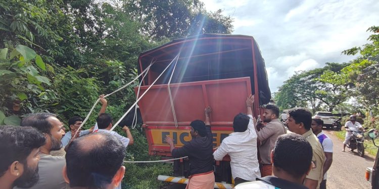 ಕೇರಳಕ್ಕೆ ಅಕ್ರಮ ಗೋವು ಸಾಗಾಟ. ಈಶ್ವರಮಂಗಲದಲ್ಲಿ ಬೆಳ್ಳಂಬೆಳಗೆ ಪುತ್ತೂರು ಗ್ರಾಮಾಂತರ ಪೊಲೀಸರ ಕಾರ್ಯಾಚರಣೆ – ಅಕ್ರಮ ಜಾನುವಾರು ಸಾಗಾಟದ ಆರೋಪಿ ಕಾಲಿಗೆ ಗುಂಡೇಟು