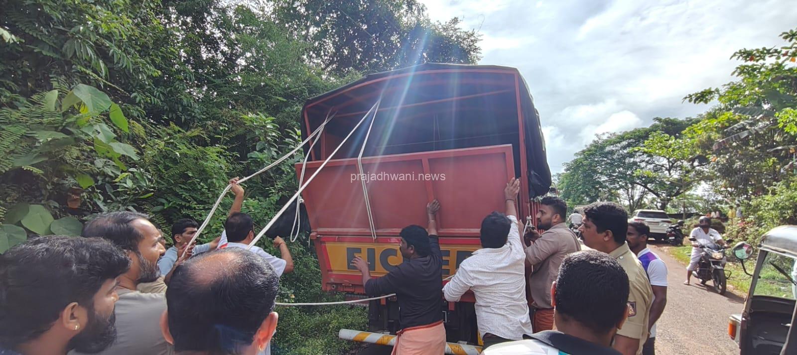 ಕೇರಳಕ್ಕೆ ಅಕ್ರಮ ಗೋವು ಸಾಗಾಟ. ಈಶ್ವರಮಂಗಲದಲ್ಲಿ ಬೆಳ್ಳಂಬೆಳಗೆ ಪುತ್ತೂರು ಗ್ರಾಮಾಂತರ ಪೊಲೀಸರ ಕಾರ್ಯಾಚರಣೆ – ಅಕ್ರಮ ಜಾನುವಾರು ಸಾಗಾಟದ ಆರೋಪಿ ಕಾಲಿಗೆ ಗುಂಡೇಟು