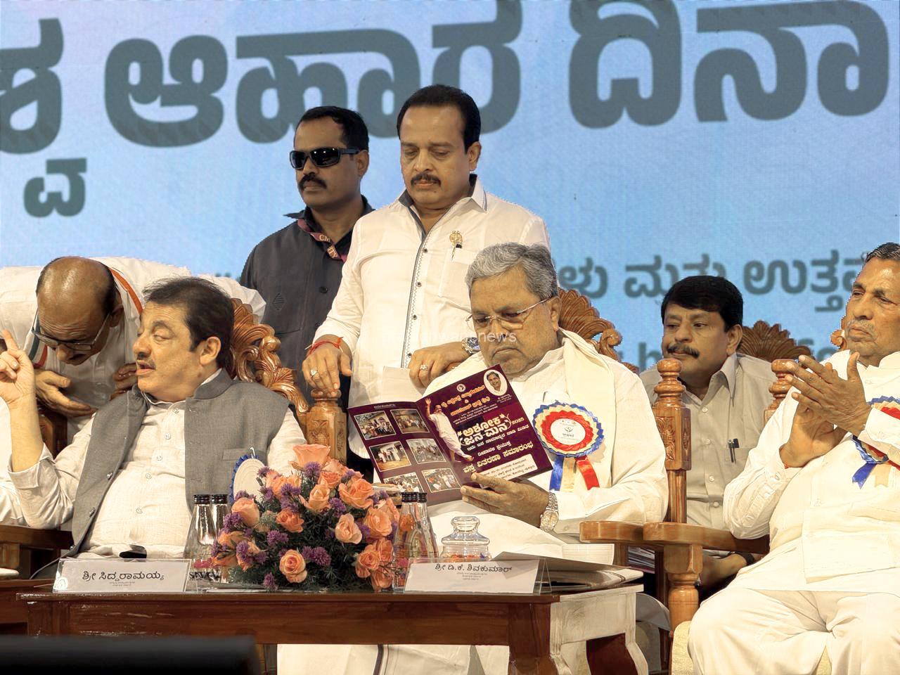 ದೀಪಾವಳಿ ಪ್ರಯುಕ್ತ ಅಶೋಕ ಜನಮನ 2025 ಮುಖ್ಯಮಂತ್ರಿಗೆ ಕಾರ್ಯಕ್ರಮದ ಆಹ್ವಾನ ನೀಡಿದ ಶಾಸಕ ಅಶೋಕ್ ರೈ