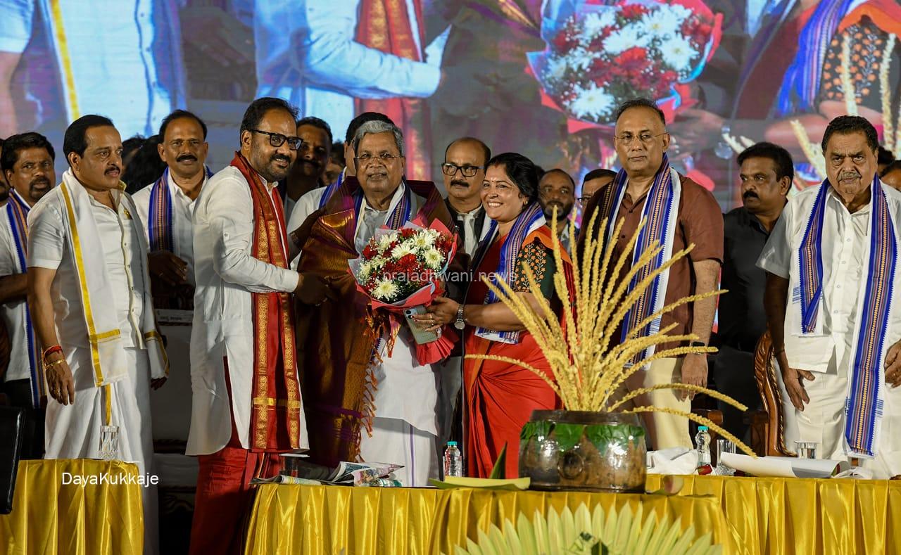 ಪುತ್ತೂರು ಬಂಟರ ಸಂಘಕ್ಕೆ 5.5 ಎಕ್ರೆ ಜಾಗ ಮಂಜೂರು ಬಂಟರ ಸಂಘದಿಂದ ಮುಖ್ಯಮಂತ್ರಿ ಸಿದ್ದರಾಮಯ್ಯಗೆ ಸನ್ಮಾನ