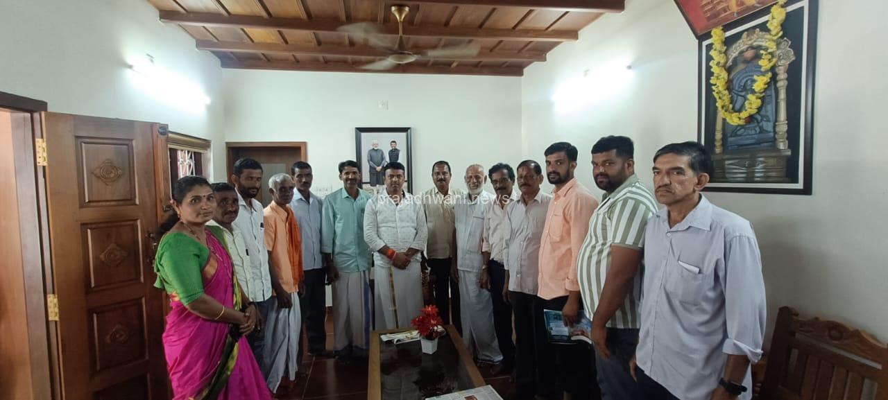 ಬೆಳ್ತಂಗಡಿ:ಕಾರಿಂಜ ಶ್ರೀ ವನಶಾಸ್ತವು ಮತ್ತು ಶ್ರೀ ವೀರಭದ್ರ ಸ್ವಾಮಿ ದೇವಸ್ಥಾನದ ಜೀರ್ಣೋದ್ಧಾರ ಶ್ರೀ ಕ್ಷೇತ್ರದ ಅಭಿವೃದ್ಧಿ ಕಾಮಗಾರಿ ಬಗ್ಗೆ ಬೆಳ್ತಂಗಡಿ ಶಾಸಕ ಹರೀಶ್ ಪೂಂಜ ರವರಿಗೆ ಮನವಿ
