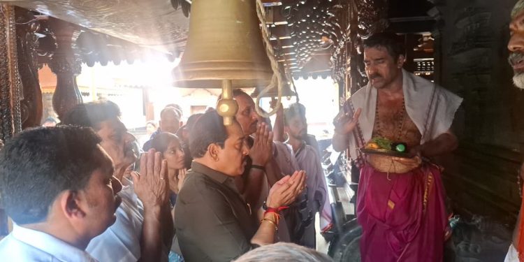 ಅಶೋಕ ಜನಮನ ಕಾರ್ಯಕ್ರಮದ ಯಶಸ್ವಿಗೆ ಪುತ್ತೂರು ಮಹಾಲಿಂಗೇಶ್ವರ ದೇವಸ್ತಾನದಲ್ಲಿ ಶಾಸಕ ಅಶೋಕ್ ಕುಮಾರ್ ರೈ ವಿಶೇಷ ಪ್ರಾರ್ಥನೆ