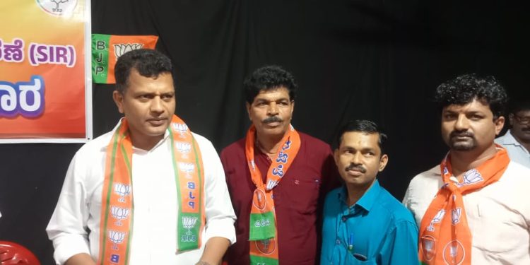 ಪುತ್ತೂರು: ಕೆಮ್ಮಯಿ ಪಂಜಿಗ ಆನಡ್ಕ ಪುರುಷರಕಟ್ಟೆ ಸಂಪರ್ಕ ರಸ್ತೆಯನ್ನು ಗ್ರಾಮ ಸಡಕ್ ನಲ್ಲಿ ಅಭಿವೃದ್ಧಿ ಪಡಿಸಲು ಸಂಸದ ಚೌಟರಲ್ಲಿ ಮನವಿ