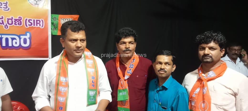 ಪುತ್ತೂರು: ಕೆಮ್ಮಯಿ ಪಂಜಿಗ ಆನಡ್ಕ ಪುರುಷರಕಟ್ಟೆ ಸಂಪರ್ಕ ರಸ್ತೆಯನ್ನು ಗ್ರಾಮ ಸಡಕ್ ನಲ್ಲಿ ಅಭಿವೃದ್ಧಿ ಪಡಿಸಲು ಸಂಸದ ಚೌಟರಲ್ಲಿ ಮನವಿ