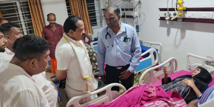 ಅಶೋಕ ಜನಮನ ಕಾರ್ಯಕ್ರಮದಲ್ಲಿ‌ ಜನಸಂದಣಿಯಿಂದ ಆಸ್ಪತ್ರೆಗೆ ದಾಖಲಾದ ಅಸ್ವಸ್ಥರನ್ನು ಭೇಟಿ‌ ನೀಡಿದ ಶಾಸಕ ಅಶೋಕ್ ರೈ