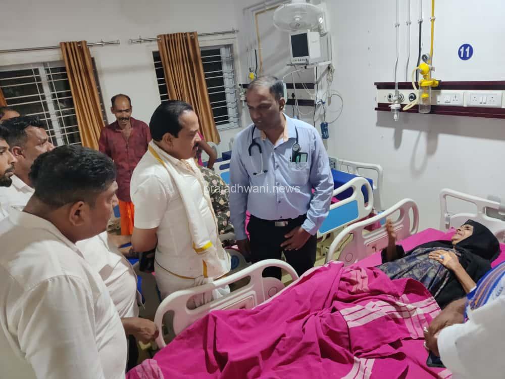 ಅಶೋಕ ಜನಮನ ಕಾರ್ಯಕ್ರಮದಲ್ಲಿ ಜನಸಂದಣಿಯಿಂದ ಆಸ್ಪತ್ರೆಗೆ ದಾಖಲಾದ ಅಸ್ವಸ್ಥರನ್ನು ಭೇಟಿ ನೀಡಿದ ಶಾಸಕ ಅಶೋಕ್ ರೈ
