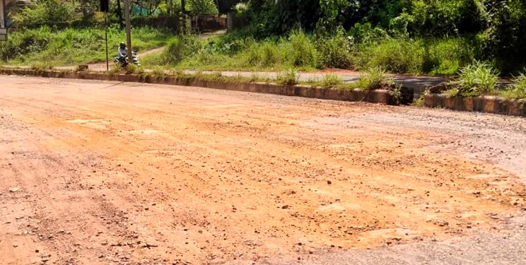 ಪುತ್ತೂರು ಉಪ್ಪಿನಂಗಡಿ ರಸ್ತೆಯಲ್ಲಿ ಡಾಮಾರು ತೇಪೆ ಹಾಕುವುದು ಬಿಟ್ಟು ಗುಂಡಿಗಳಿಗೆ ಮಣ್ಣು