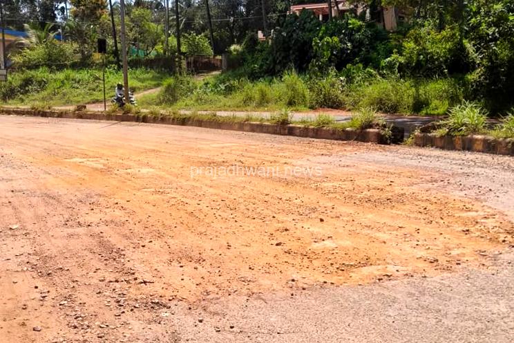 ಪುತ್ತೂರು ಉಪ್ಪಿನಂಗಡಿ ರಸ್ತೆಯಲ್ಲಿ ಡಾಮಾರು ತೇಪೆ ಹಾಕುವುದು ಬಿಟ್ಟು ಗುಂಡಿಗಳಿಗೆ ಮಣ್ಣು