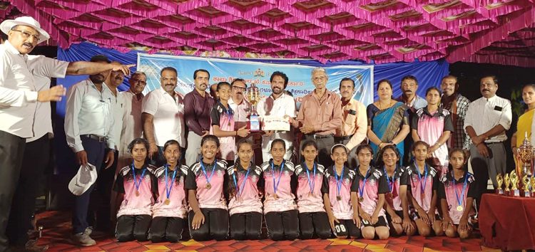 ಬಂದಾರು: ಬಂದಾರು ಸ.ಉ. ಹಿ. ಪ್ರಾಥಮಿಕ ಶಾಲೆಯ 14 ನೇ ವಯೋಮಾನದ  ಬಾಲಕಿಯರ ವಿಭಾಗ ಜಿಲ್ಲಾ ಮಟ್ಟದ ವಾಲಿಬಾಲ್ ಪಂದ್ಯಾಟದಲ್ಲಿ ಸತತವಾಗಿ 15 ನೇ ಬಾರಿಗೆ ಪ್ರಥಮ ಸ್ಥಾನ ಪಡೆದು ವಿಭಾಗ ಮಟ್ಟಕ್ಕೆ ಆಯ್ಕೆ