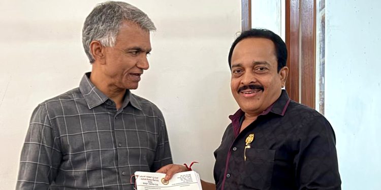 ಸರಕಾರಿ ಜಾಗದಲ್ಲಿರುವ ಧಾರ್ಮಿಕ ಕೇಂದ್ರಗಳನ್ನು ದೇವರ ಹೆಸರಿಗೆ ಸಕ್ರಮಗೊಳಿಸಿ ಕಂದಾಯ ಸಚಿವ ಕೃಷ್ಣಬೈರೇ ಗೌಡರಿಗೆ ಶಾಸಕ ಅಶೋಕ್ ರೈ ಮನವಿ