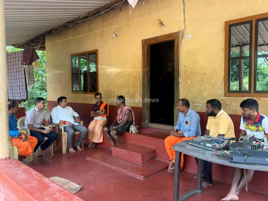 ಅರಸಿನಮಕ್ಕಿ: ಬಾವಿಗೆ ಬಿದ್ದು ಮೃತರಾದ ಗೌರವ ಶಿಕ್ಷಕಿ ತೇಜಸ್ವಿನಿ ಮನೆಗೆ ಹರೀಶ್ ಪೂಂಜ ಭೇಟಿ