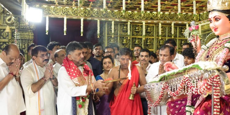 ಕುದ್ರೋಳಿ ಶ್ರೀ ಗೋಕರ್ಣನಾಥ ದೇವರೇ ನನ್ನನ್ನು ಈ ಪುಣ್ಯಕ್ಷೇತ್ರಕ್ಕೆ ಕರೆಸಿಕೊಂಡರು -ಡಿ.ಕೆ.ಶಿ.; ಉಪಮುಖ್ಯಮಂತ್ರಿ ಭೇಟಿ ಮಂಗಳೂರು ದಸರಾ ವೈಭವಕ್ಕೆ ಮೆಚ್ಚುಗೆ.