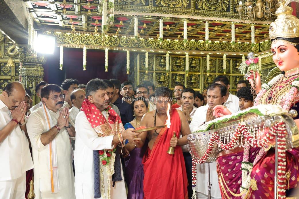 ಕುದ್ರೋಳಿ ಶ್ರೀ ಗೋಕರ್ಣನಾಥ ದೇವರೇ ನನ್ನನ್ನು ಈ ಪುಣ್ಯಕ್ಷೇತ್ರಕ್ಕೆ ಕರೆಸಿಕೊಂಡರು -ಡಿ.ಕೆ.ಶಿ.; ಉಪಮುಖ್ಯಮಂತ್ರಿ ಭೇಟಿ ಮಂಗಳೂರು ದಸರಾ ವೈಭವಕ್ಕೆ ಮೆಚ್ಚುಗೆ.