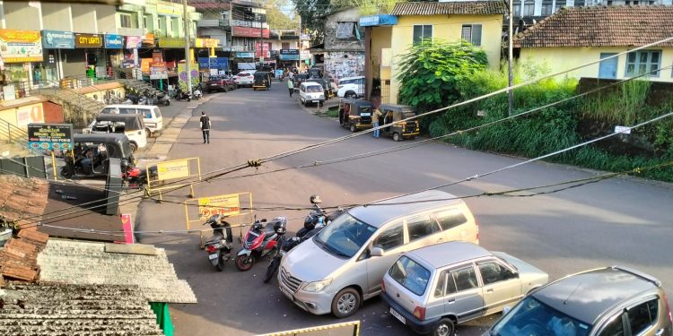 ಪುತ್ತೂರು ಮಾರ್ಕೆಟ್ ಪರಿಸರ ಹಾಳಾಗಿಸಿದ ಚರಂಡಿ ಬ್ಲಾಕ್ : ರಸ್ತೆಯಲ್ಲಿ ದುರ್ವಾಸನೆಯ ಕಾಟ ಅನಾರೋಗ್ಯ ಬೀರುವ ಮೊದಲು ಎಚ್ಚರ
