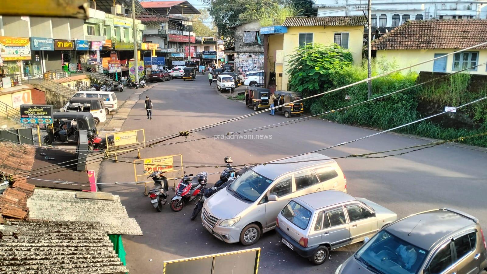 ಪುತ್ತೂರು ಮಾರ್ಕೆಟ್ ಪರಿಸರ ಹಾಳಾಗಿಸಿದ ಚರಂಡಿ ಬ್ಲಾಕ್ : ರಸ್ತೆಯಲ್ಲಿ ದುರ್ವಾಸನೆಯ ಕಾಟ ಅನಾರೋಗ್ಯ ಬೀರುವ ಮೊದಲು ಎಚ್ಚರ