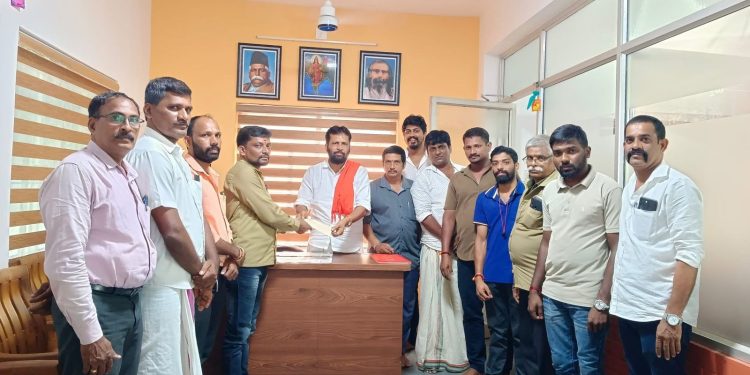 ಪುತ್ತಿಲ ಪರಿವಾರದ “ಅರುಣ ಸಾರಥಿ” ಸಂಘಟನೆಯ ವತಿಯಿಂದ ಗಂಭೀರ ಖಾಯಿಲೆಯಿಂದ ಬಳಲುತ್ತಿರುವ ಕೆಯ್ಯೂರು ನಿವಾಸಿಗೆ ಧನಸಹಾಯ