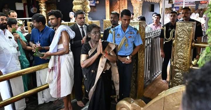 ಇರುಮುಡಿ ಕಟ್ಟು ಹೊತ್ತು ಅಯ್ಯಪ್ಪ ಸ್ವಾಮಿ ದರ್ಶನ ಪಡೆದ ರಾಷ್ಟ್ರಪತಿ ಮುರ್ಮು