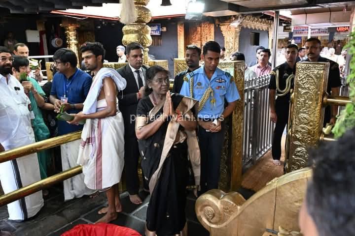 ಇರುಮುಡಿ ಕಟ್ಟು ಹೊತ್ತು ಅಯ್ಯಪ್ಪ ಸ್ವಾಮಿ ದರ್ಶನ ಪಡೆದ ರಾಷ್ಟ್ರಪತಿ ಮುರ್ಮು