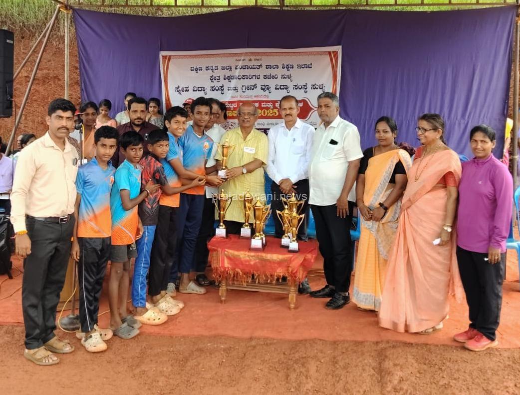 ಜಾಲ್ಸೂರು:ಸುಳ್ಯ ವಲಯ ಮಟ್ಟದ ಕ್ರೀಡಾಕೂಟ 14 ನೇ ವಯೋಮಾನದ ಬಾಲಕರ ವಿಭಾಗದಲ್ಲಿ ಜಾಲ್ಸೂರು ವಿನೋಭನಗರ ವಿವೇಕಾನಂದ ಶಾಲೆಯ ತಂಡ ಸಮಗ್ರ ದ್ವಿತೀಯ ಸ್ಥಾನ ಪ್ರಶಸ್ತಿ ತನ್ನದಾಗಿಸಿಕೊಂಡಿದೆ