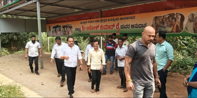 ಪುತ್ತೂರು-ಉಪ್ಪಿನಂಗಡಿ ರಸ್ತೆ ಮಾರ್ಜಿನ್ ನಲ್ಲಿರುವ ಅನಧಿಕೃತ ಅಂಗಡಿಯನ್ನು ತೆರವು; ಬದಲಿ ವ್ಯವಸ್ಥೆ ಮಾಡಿ ಮಾನವೀಯತೆ ಮೆರೆದ ಶಾಸಕ ಅಶೋಕ್ ರೈ