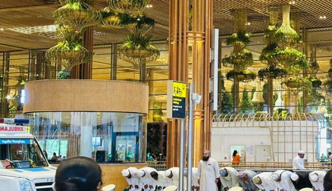 ಬೆಂಗಳೂರು ಅಂತರಾಷ್ಟ್ರೀಯ ವಿಮಾನ ನಿಲ್ದಾಣದಲ್ಲಿ ಮುಸ್ಲಿಮರು ಸಾಮೂಹಿಕ ನಮಾಜ್; ಸಾರ್ವಜನಿಕರ ಆಕ್ರೋಶ