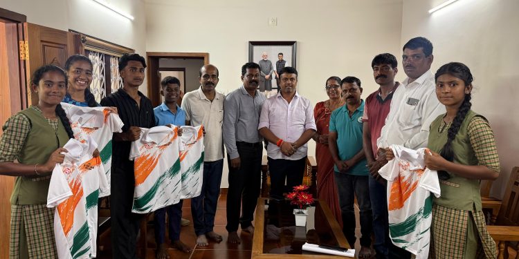 ಬೆಳ್ತಂಗಡಿ : ಶಾಲಾ ಶಿಕ್ಷಣ ಇಲಾಖೆ ವತಿಯಿಂದ ನಡೆಯುವ ತಾಲೂಕು ಮಟ್ಟದ ಪ್ರಾಥಮಿಕ ಹಾಗೂ ಪ್ರೌಢ ಶಾಲಾ ವಿಭಾಗದ ಕ್ರೀಡಾಕೂಟದಲ್ಲಿ ಪ್ರಥಮ ಹಾಗೂ ದ್ವಿತೀಯ ಸ್ಥಾನ ಪಡೆದು ಜಿಲ್ಲಾ ಮಟ್ಟದಲ್ಲಿ ಪ್ರತಿನಿಧಿಸುವ ಕ್ರೀಡಾ ಪ್ರತಿಭೆಗಳಿಗೆ  ಶಾಸಕರಾದ ಹರೀಶ್ ಪೂಂಜಾರವರಿಂದ ಕ್ರೀಡಾ ಸಮವಸ್ತ್ರ ಕೊಡುಗೆ