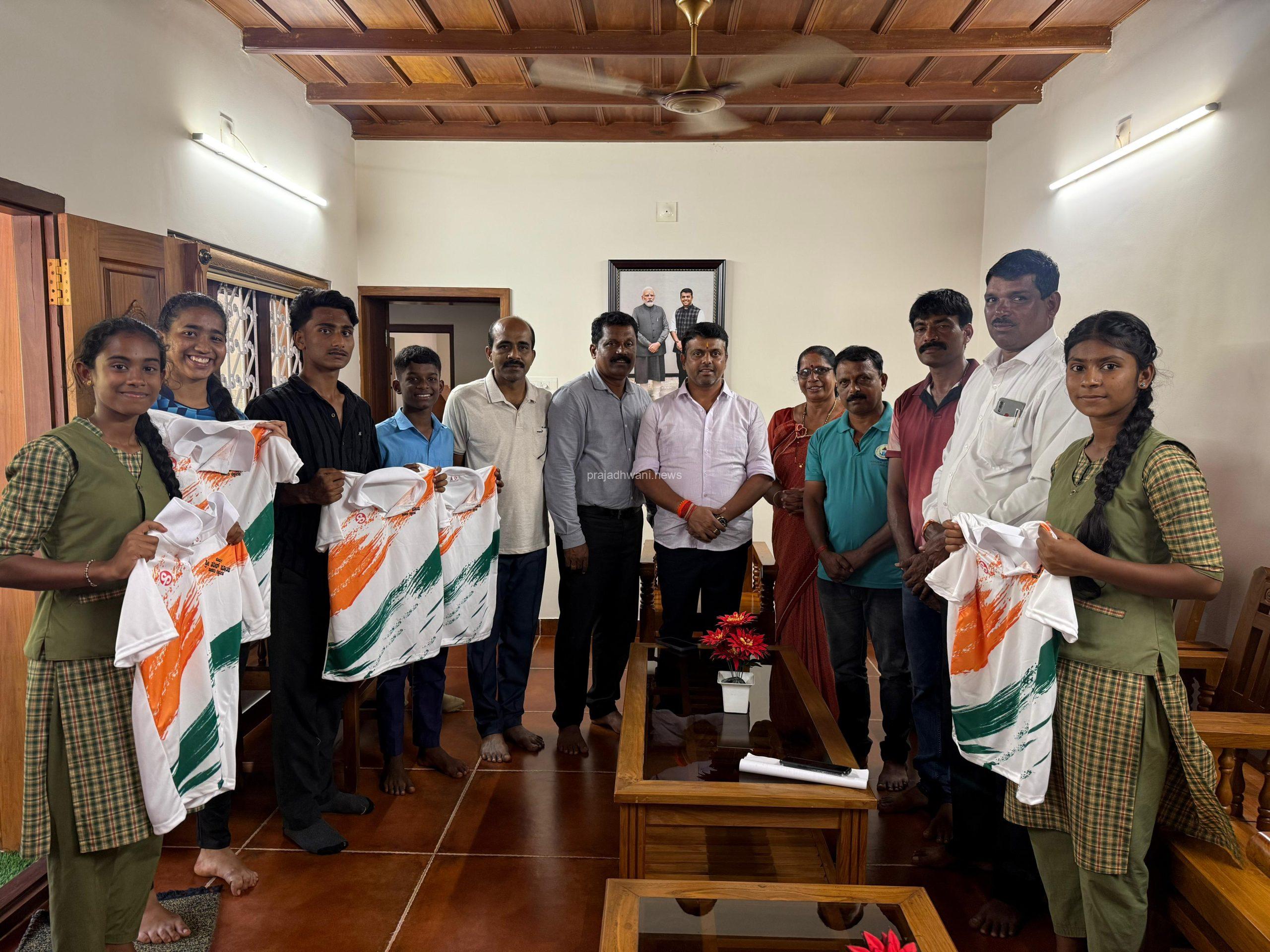 ಬೆಳ್ತಂಗಡಿ : ಶಾಲಾ ಶಿಕ್ಷಣ ಇಲಾಖೆ ವತಿಯಿಂದ ನಡೆಯುವ ತಾಲೂಕು ಮಟ್ಟದ ಪ್ರಾಥಮಿಕ ಹಾಗೂ ಪ್ರೌಢ ಶಾಲಾ ವಿಭಾಗದ ಕ್ರೀಡಾಕೂಟದಲ್ಲಿ ಪ್ರಥಮ ಹಾಗೂ ದ್ವಿತೀಯ ಸ್ಥಾನ ಪಡೆದು ಜಿಲ್ಲಾ ಮಟ್ಟದಲ್ಲಿ ಪ್ರತಿನಿಧಿಸುವ ಕ್ರೀಡಾ ಪ್ರತಿಭೆಗಳಿಗೆ ಶಾಸಕರಾದ ಹರೀಶ್ ಪೂಂಜಾರವರಿಂದ ಕ್ರೀಡಾ ಸಮವಸ್ತ್ರ ಕೊಡುಗೆ