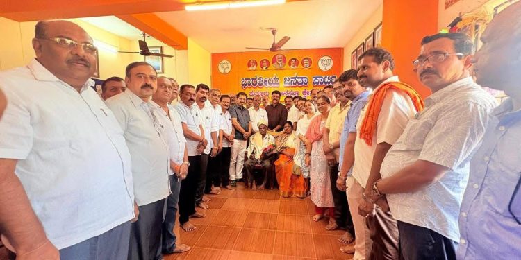 ದೇಶ ಕಂಡ ಮಹಾನ್ ನಾಯಕ ಅಟಲ್ ಬಿಹಾರಿ ವಾಜಪೇಯಿ ಅವರ ಕಾರು ಚಾಲಕರಾಗಿದ್ದ ಮಡಿಕೇರಿಯ ಬಟ್ಯಾನ ಕುಶಾಲಪ್ಪ ಗೌಡರಿಗೆ ಬಿಜೆಪಿ ಕಚೇರಿಯಲ್ಲಿ ಸನ್ಮಾನ