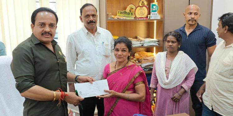 ಹಸು ಕಳೆದುಕೊಂಡ ಮಹಿಳೆಗೆ ಆರ್ಥಿಕ ನೆರವು ನೀಡಿದ ಶಾಸಕ ಅಶೋಕ್ ರೈ